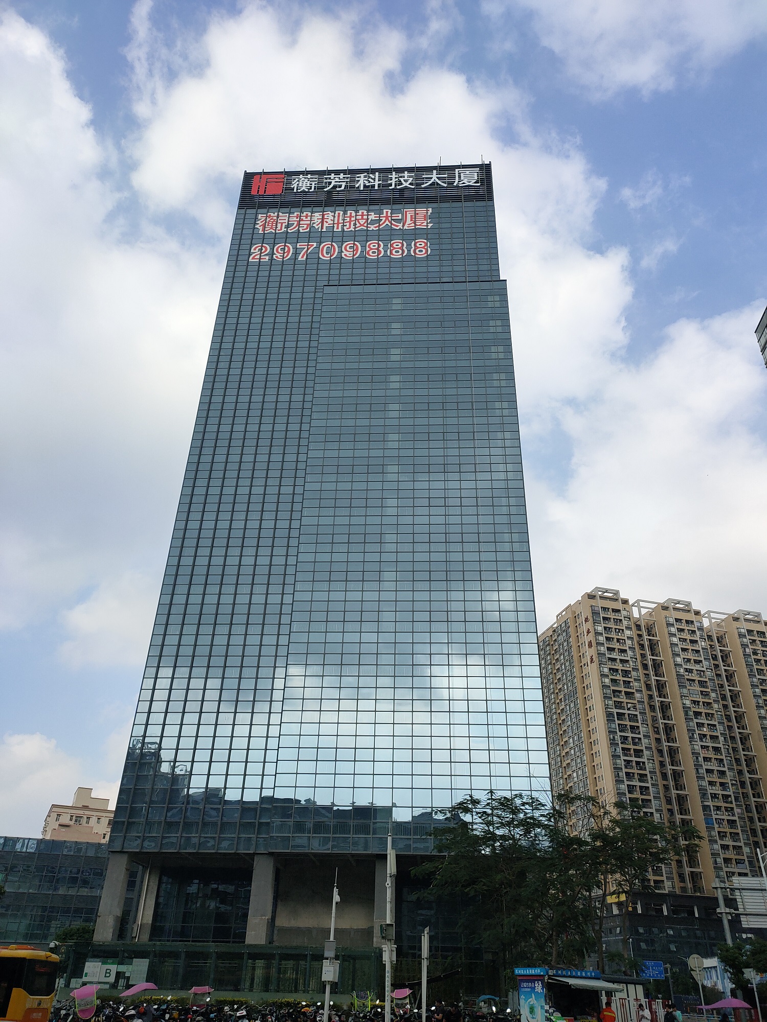 點(diǎn)亮品牌輝煌：企業(yè)應(yīng)用樓體發(fā)光字的巨大優(yōu)勢！
